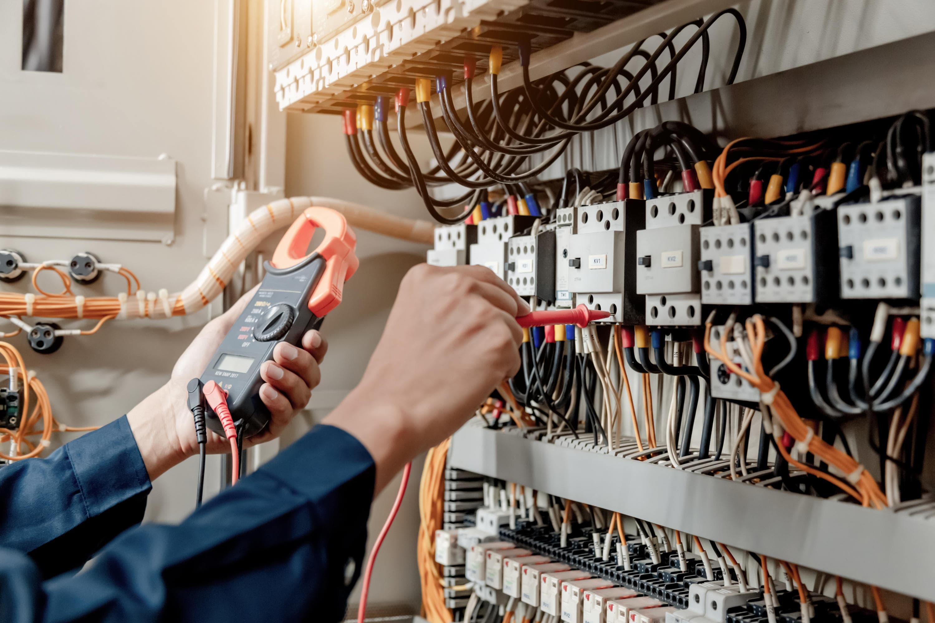 Tecnico haciendo revision del sistema electrico